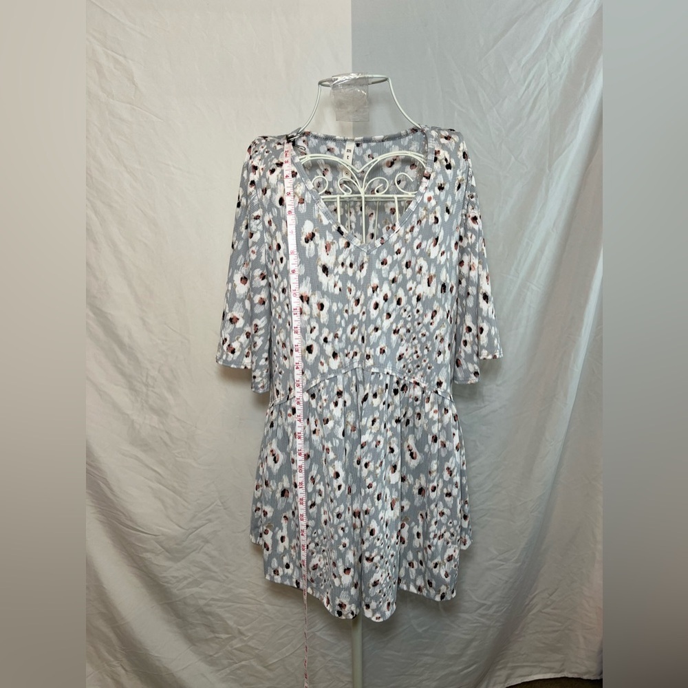 Women’s Floral Top - Medium - Flowy V-Neck Short Sleeves - EUC - Picture 3 of 8